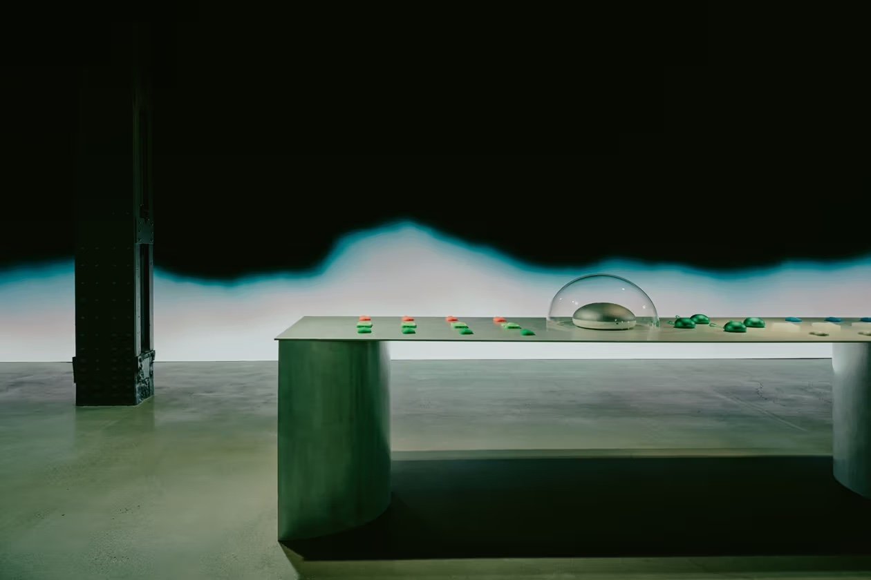 Skylrk product display table under horizon light